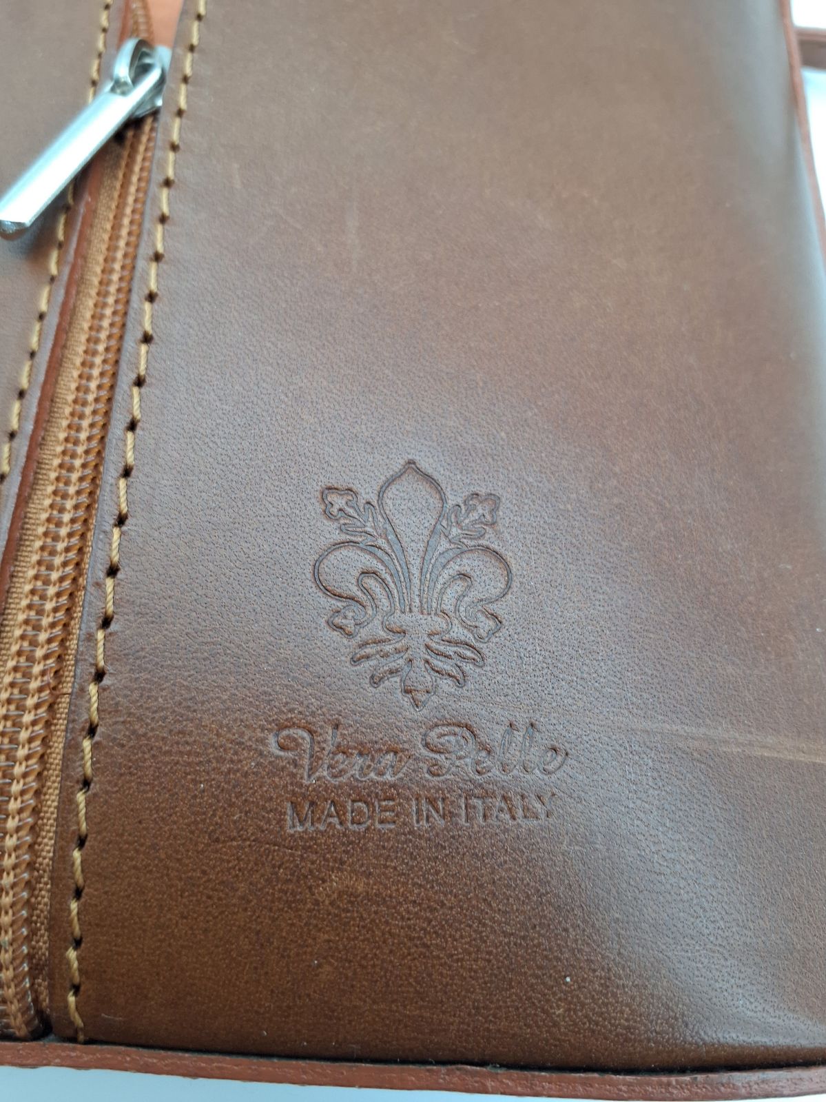 Vera Pelle Crossbody Taske